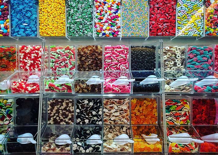 Fotografía de diversas chucharías, golosinas y snacks