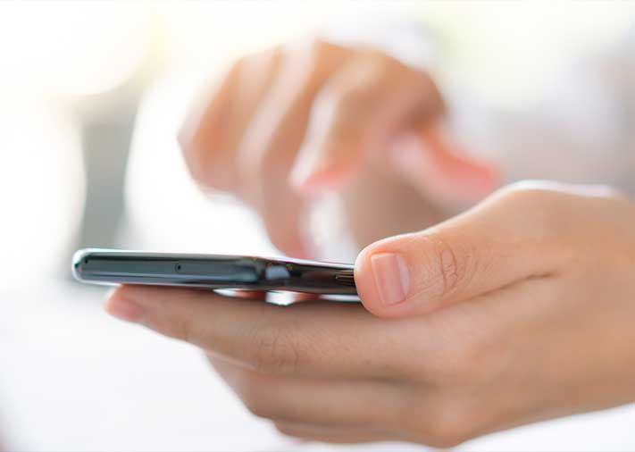 Manos con un teléfono móvil