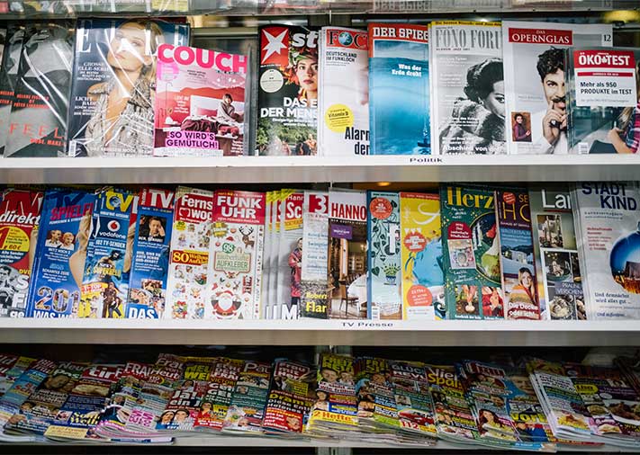 Fotografía de expositor de revistas.